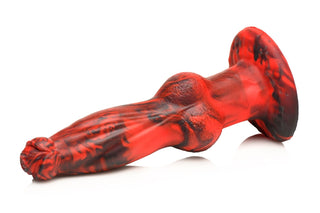 Hel-Wolf Thrusting Dildo, tillverkad av röd och svart marmorerad kroppssäkerhetssilikon med en utsvängd bas, vilar på en vit yta.