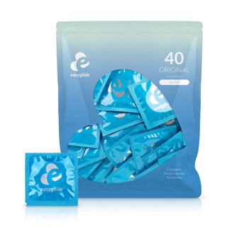Ett 40-pack EasyGlide Original Kondomer med blått omslag, synligt genom ett hjärtformat fönster på förpackningen.