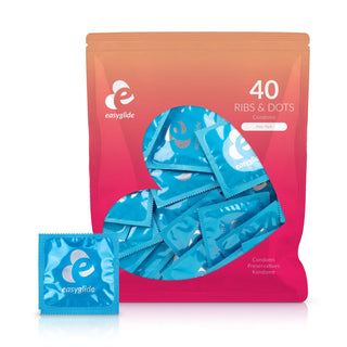 EasyGlide Ribs & Dots Kondomer 40-pack med anatomisk passform och glidmedelsbeläggning, förpackade i ett rött hjärtformat fönsterfodral.