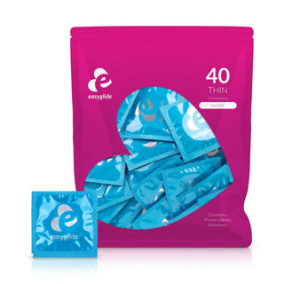 En rosa EasyGlide Extra Thin Kondomer 40-packspåse med blå förpackningar som syns genom ett hjärtformat fönster, avsedd för naturlig känsla och anatomisk passform.