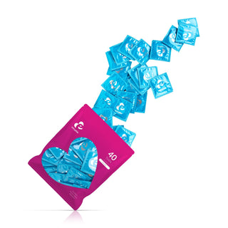 I en rosa påse med hjärtfönster sprids många EasyGlide Extra Thin Kondomer 40-pack, som ger en naturlig känsla och anatomisk passform.