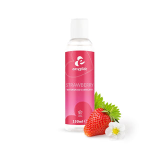 EasyGlide Strawberry Lubricant 150 ml i en klar flaska, visad med en jordgubbe och blomma. Upplev jordgubbssmak och en formula som är kompatibel med latexkondomer.