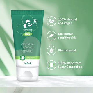 En 100 ml tub med Aloe Vera Bio Glidmedel med ikoner för dess naturliga ingredienser och dess naturliga, veganska och miljövänliga egenskaper.