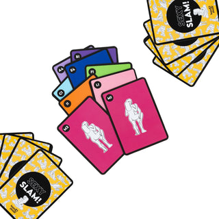 Tease & Please Sexy Slam Kortspel med tecknade illustrationer och gulryggade kort som visas på en vit yta.