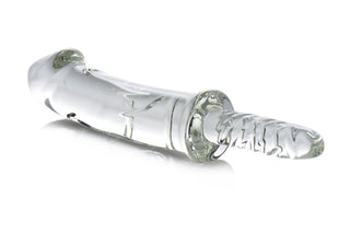 Dildo i klart glas med ett strukturerat handtag, avbildad mot en vit bakgrund.