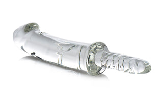 Dildo i klart glas med ett strukturerat handtag, avbildad mot en vit bakgrund.