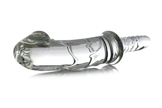 Dildo i strukturerat borosilikatglas med utvidgad bas och genomskinlig design, avbildad mot en vit bakgrund.