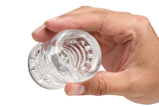 En hand håller i Transparent Ball Stretcher XR, en klar, strukturerad cylinder med åsar och bulor för orgasmfördröjning och en knottrig insida.