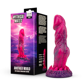 En 22 cm silikondildo i rosa och lila med en fantasy-inspirerad design. Förpackningen är delvis synlig bakom.