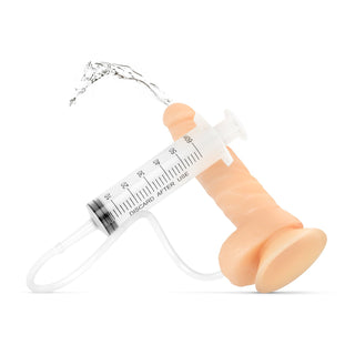 Med Squirting Dildo med Spruta kan du använda en spruta för att spruta vätska genom en penisformad dildo med ett rör, vilket simulerar effekten av en sprutdildo.