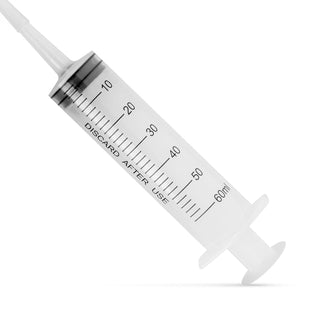 Squirting Dildo med Spruta" är en 60 ml plastspruta med måttangivelser och en etikett med texten "DISCARD AFTER USE", avsedd att användas med tillbehör till sprutdildo, på vit bakgrund.
