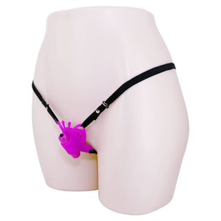 En mannekängtorso iklädd en svart sele med en Pretty Love Fjärilsvibrator, liten och lila, fäst framtill.