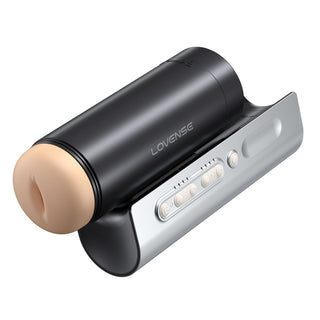 Lovense Solace Pro 2 är en svart och silverfärgad automatisk masturbator med kontrollknappar, en mjuk silikonöppning och appstyrning för en anpassningsbar upplevelse.