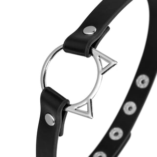 Svart choker i läderimitation med ring, triangeldetaljer och tryckknappar.