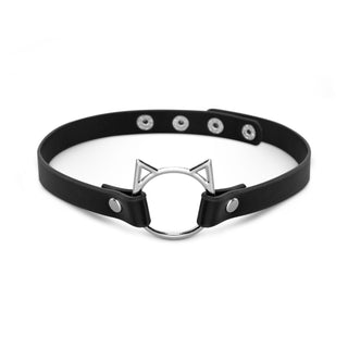 Svart choker i konstläder med metallring, katöron och justerbara tryckknappar.