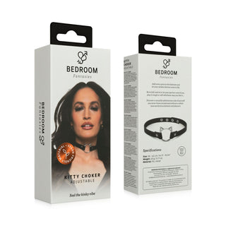 Svart justerbar choker i läderimitation med kattdesign, visas i förpackning; märkt Kitty Choker Svart.