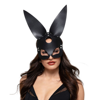 Kvinna med Svart Bunny Mask Läderlook med långa öron och svart klänning, tittar lite åt sidan.