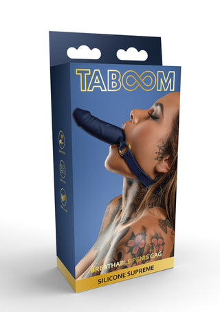 Bilden visar en produktlåda av märket "Taboom" med en tatuerad kvinna som använder Andningsbar Penisgag, som framhäver dess andningsbara design och överlägsna silikonmaterial, perfekt för att förbättra din bondagelekar-upplevelse.