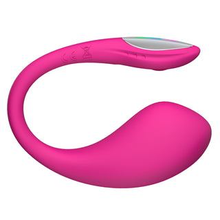 Lovense Lush 4 är en rosa, böjd G-punktsstimulator med en slät yta och en silverfärgad accent i ena änden, visas mot en vit bakgrund.