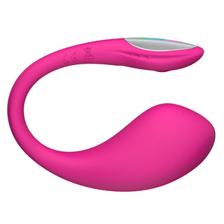 Lovense Lush 4 är en rosa, böjd G-punktsstimulator med en slät yta och en silverfärgad accent i ena änden, visas mot en vit bakgrund.
