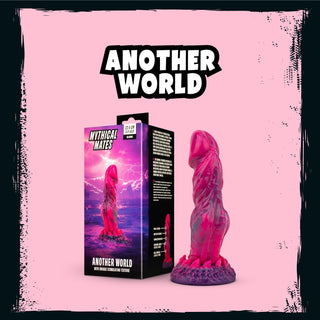 En silikondildo i rosa och lila med fantasy-inspirerad design, 22 cm lång, visas upp bredvid sin förpackning.
