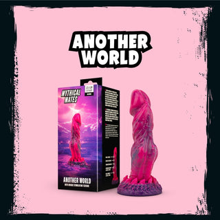 En silikondildo i rosa och lila med fantasy-inspirerad design, 22 cm lång, visas upp bredvid sin förpackning.
