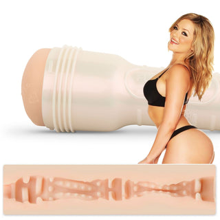 En kvinna i svart underkläder poserar bredvid en Fleshlight Alexis Texas, med Outlaw-textur och en realistisk SuperSkin-hylsa.