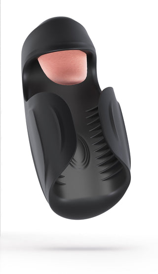 M for Men Lickety Split är en svart, böjd vibrator tillverkad av kroppssäker silikon, med en öppning som avslöjar en mjuk rosa texturerad insida utformad för tungliknande stimulering.