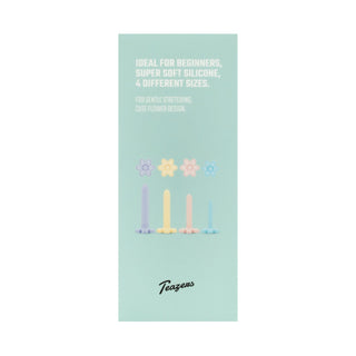 Teazers Vagina Dilator Set 4 Delar innehåller fyra pastellfärgade dilatatorer i silikon med blomformade baser, utformade för vaginism och bäckenbottenträning. De visas på förpackningen med produktinformation ovan.