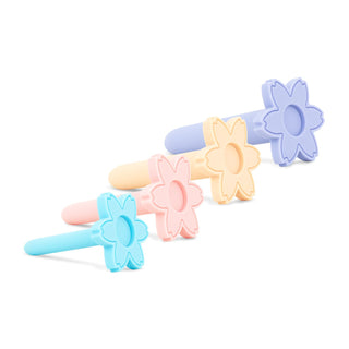 Teazers Vagina Dilator Set 4 Delar har fyra pastellfärgade, blomformade silikonpipor som visas diagonalt på vitt, vilket ger en lekfull variation till klassiska mönster som ofta används för bäckenbottenträning.