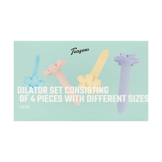 Teazers Vagina Dilator Set 4 Delar: Fyra pastellfärgade silikondilatatorer i olika storlekar för slidmuskulaturträning och vaginismstöd, visas på en ljusblå bakgrund med subtil textöverlägg.