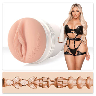 Kayley Gunner i svarta underkläder står bredvid Fleshlight Kayley Gunner och ett diagram över dess interna struktur, vilket belyser den realistiska upplevelsen den erbjuder.