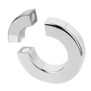 Penisring i silvermetall med två blanka, böjda segment i ergonomisk design.