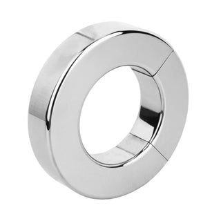 Magnetisk penisring i silvermetall med centralt hål och ergonomisk design, visas mot en vit bakgrund.