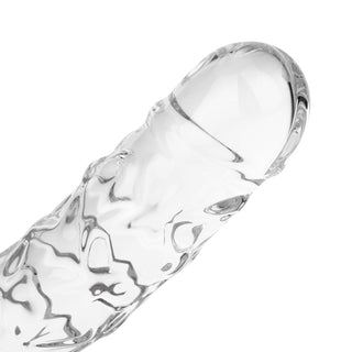 En genomskinlig dildo av texturerat glas, 19 cm lång med en rundad spets, avbildad mot en vit bakgrund.