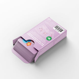 Lavendelfärgad kartong innehållande Kortspelskort med veckans sexställning, delvis öppna mot en vit bakgrund.