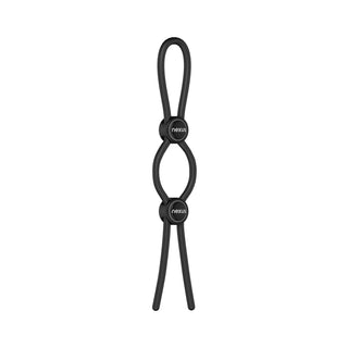 Svart silikonring för penis och pung med två justerbara ringar och två pärlor, mot vit bakgrund.