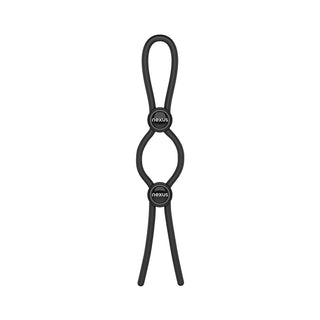 Svart silikonring för penis och pungen, dubbelt justerbar, med två skjutbara metallspännen, märkt ”nexus”.
