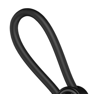 Dubbel justerbar penis- och pungring med cirkulär bas, svart silikon, mot vit bakgrund.