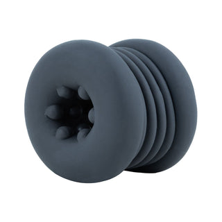 Penisring i mörkgrå silikon med räfflad struktur, rundade kanter och strukturerad inre yta.