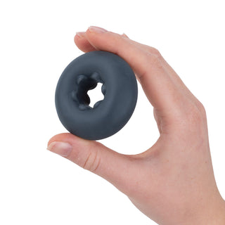 En liten, rund Boners Buffer Ring i silikon från ett 3-pack, svart i färgen med en stjärnformad öppning i mitten.
