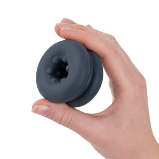 En liten, rund, svart Boners Buffer Rings 3-pack ring av texturerat material med en central öppning.