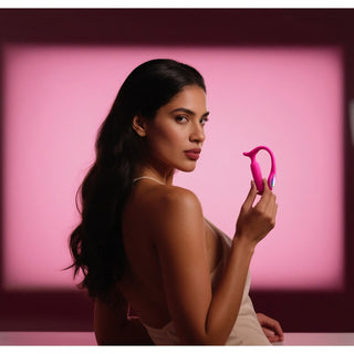 Lovense Lush Anal Rosa, en appstyrd analvibrator i rosa silikon, visas mot en rosa bakgrund.