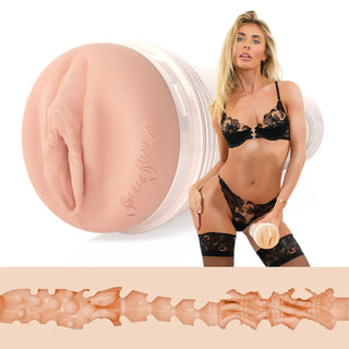 Fleshlight Girls Bonnie Blue 1K, en silikonhylsa i ljus hudton med inre texturdiagram visas bredvid.