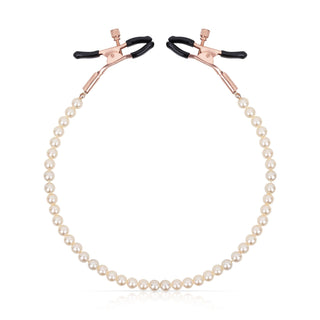 Ett par bröstvårtsklämmor i roséguldmetall med en länkad pärlkedja som förbinder klämmorna; har polerad roséguldhårdvara.