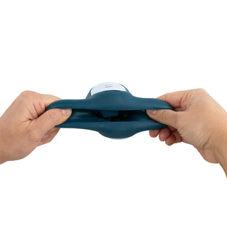 FPPR Squeezable Masturbator med vitt lock, blågrön kropp och flexibel design tillverkad av mjukt material.