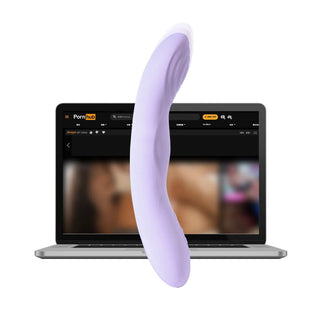Uppvärmd G-punktsvibrator i lavendel silikon med tryckande design visas på en yta.