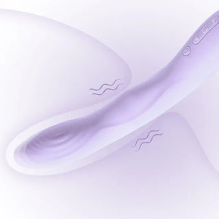 Svakom Selena Uppvärmd G-punktsvibrator i lavendel silikon, med kontrollknappar, visad mot en neutral bakgrund.