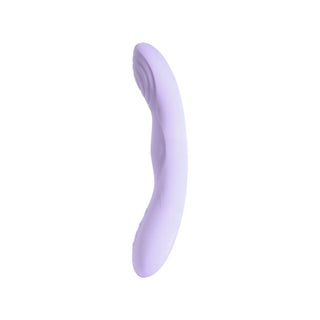 G-punktsvibrator i lavendelfärgad silikon med böjd design och slät yta, visas upprätt mot en vit bakgrund.