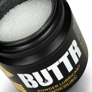 BUTTR Pulverglidmedel 135g behållare med vita granulat, märkt som en vattenbaserad gel.